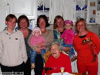 Pan Lahodov s dcerami, vnukami a pravnukami.